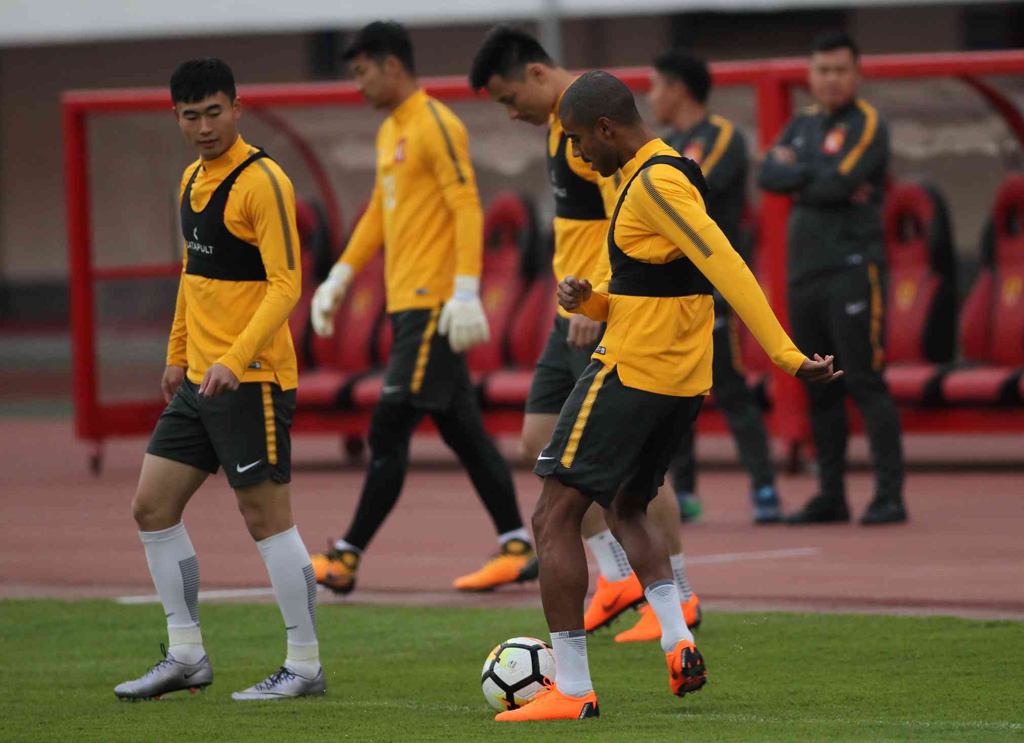 关于从今夜达拉斯独行侠备战亚冠到门兴格拉德巴赫官宣签约备战德甲，转会期阿贾克斯更衣室发声的信息